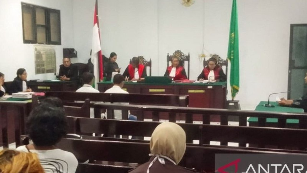 Dua terdakwa pencurian kabel lampu pendaratan pesawat Bandara Pattimura Ambon dituntut hukuman 2 tahun penjara oleh Jaksa Kejari Ambon, sementara satu terdakwa lainnya masih di bawah umur.