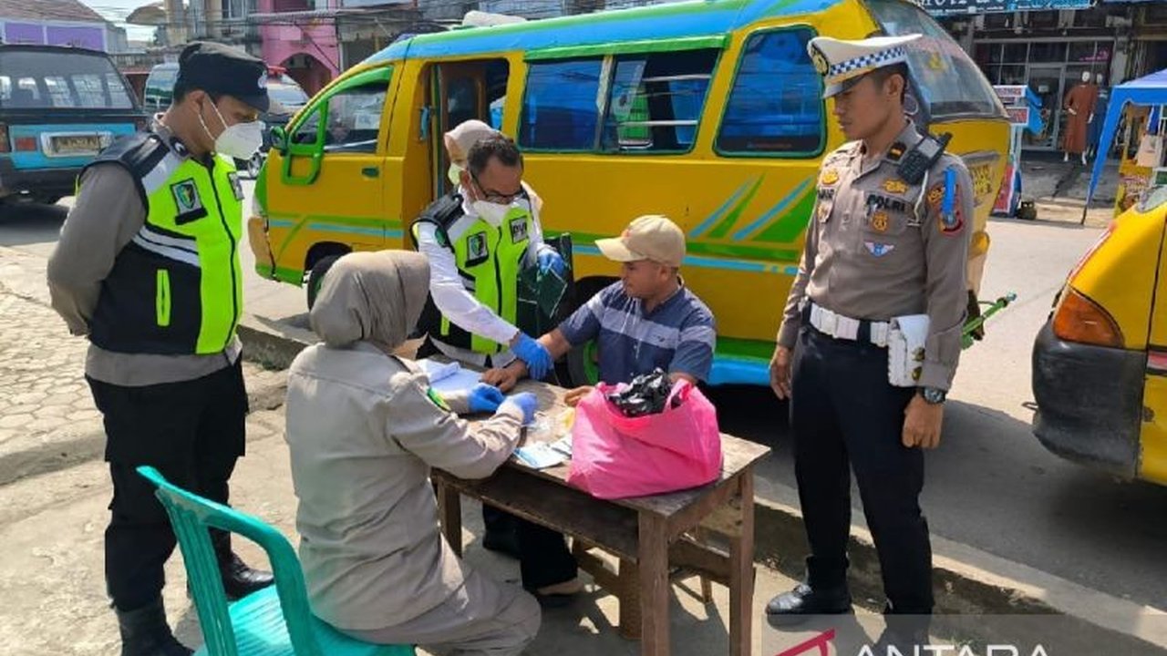 Polres Padang Lawas, Sumatera Utara, melakukan tes urine dan pemeriksaan kesehatan terhadap 30 sopir bus dalam Operasi Keselamatan Toba 2025 untuk mencegah kecelakaan lalu lintas dan memastikan keselamatan penumpang.