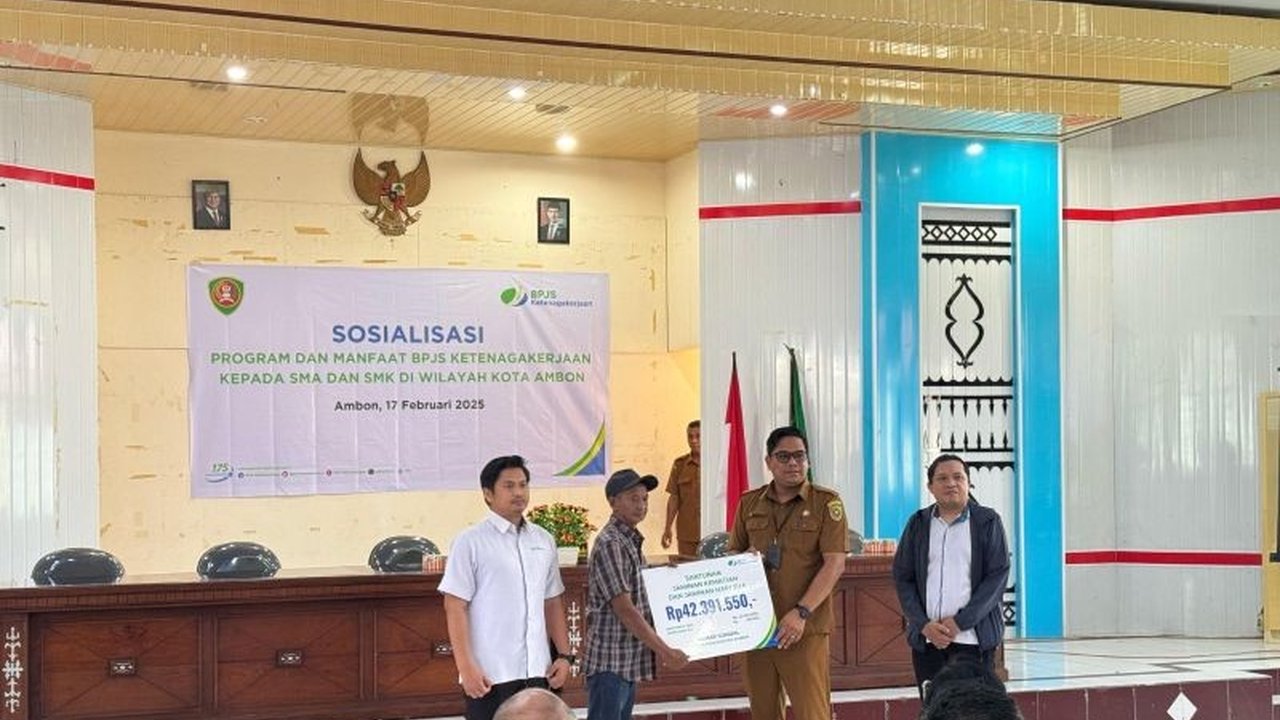 BPJamsostek Maluku melakukan sosialisasi program jaminan sosial ketenagakerjaan kepada siswa SMA/SMK di Ambon, guna meningkatkan kesadaran akan manfaat JKK, JKM, dan JHT, serta memberikan perlindungan bagi guru honorer dan siswa magang.