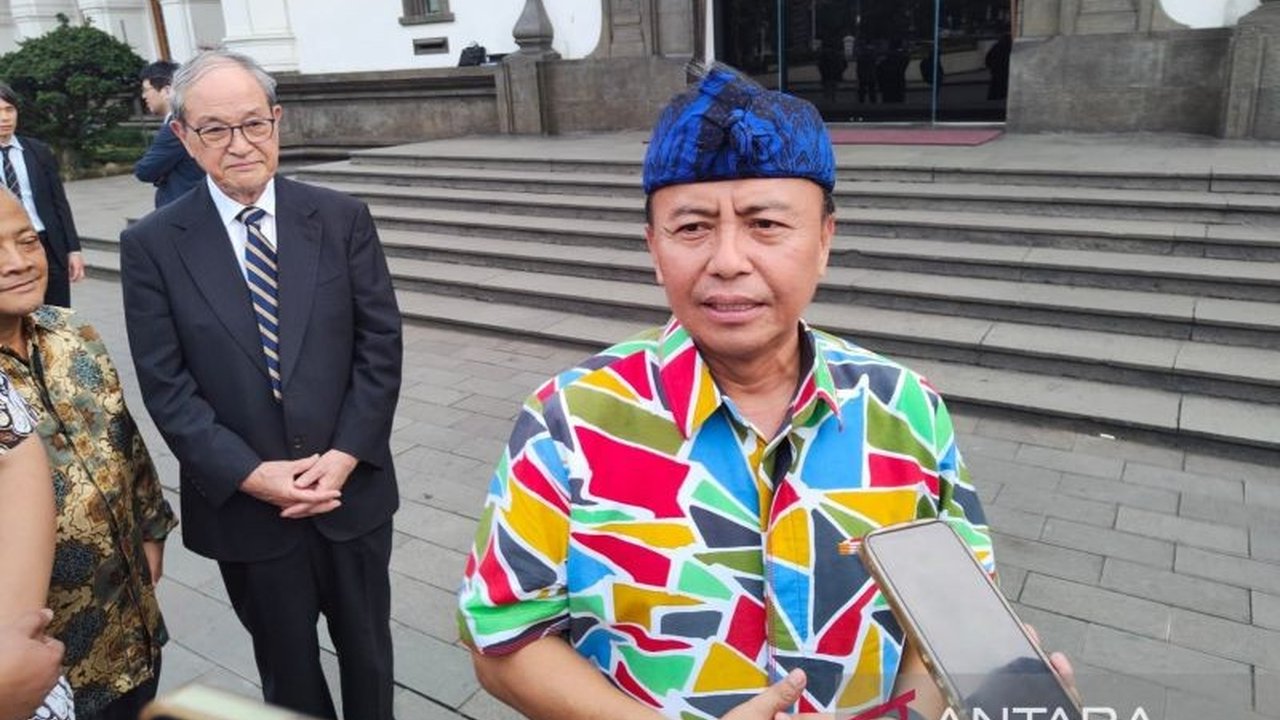 Sekda Jabar mengancam akan memberikan sanksi, bahkan pemecatan, kepada ASN yang terbukti terlibat dalam kasus dugaan pemotongan dana Program Indonesia Pintar (PIP) di SMA Negeri 7 Cirebon.