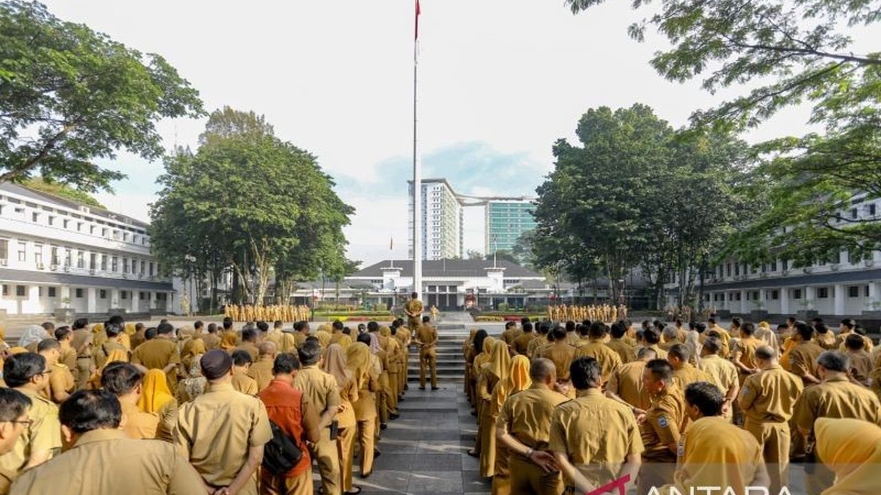 Pemerintah Kota Bandung memastikan tidak akan mengurangi jumlah tenaga honorer meskipun ada kebijakan efisiensi anggaran, karena peran mereka yang krusial di berbagai sektor.