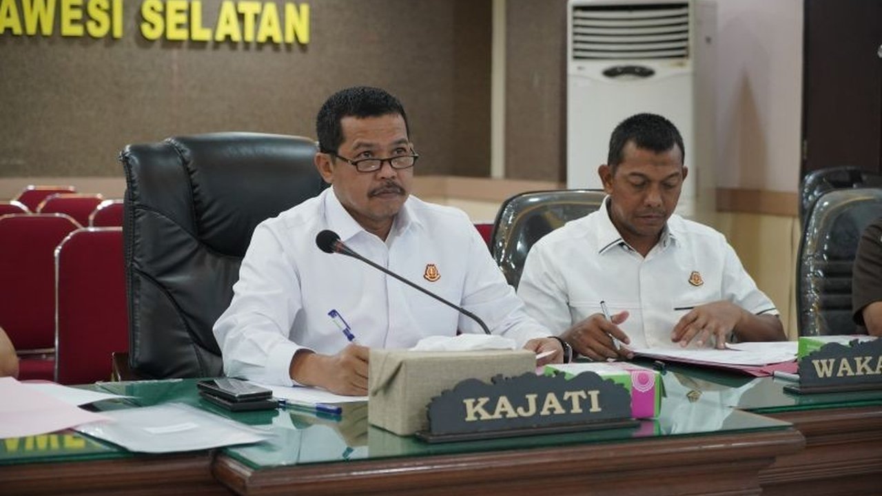 Kejaksaan Tinggi Sulawesi Selatan menyelesaikan dua kasus penganiayaan melalui Restorative Justice (RJ) setelah tercapai perdamaian antara korban dan tersangka di Kepulauan Selayar dan Makassar.