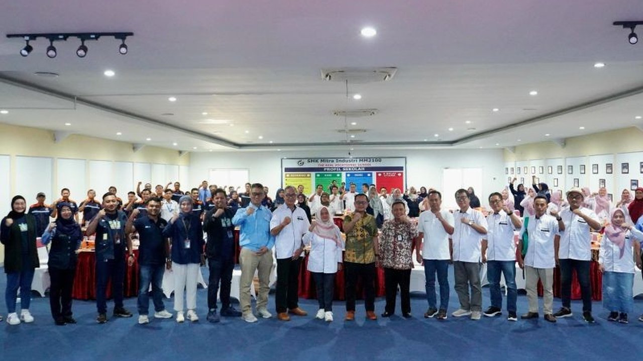 PT Kawasan Industri Terpadu Batang (KITB) berkomitmen membangun ekosistem pendidikan vokasi yang selaras dengan kebutuhan industri melalui kunjungan benchmarking SMK Batang ke SMK Mitra Industri MM2100 di Cikarang.