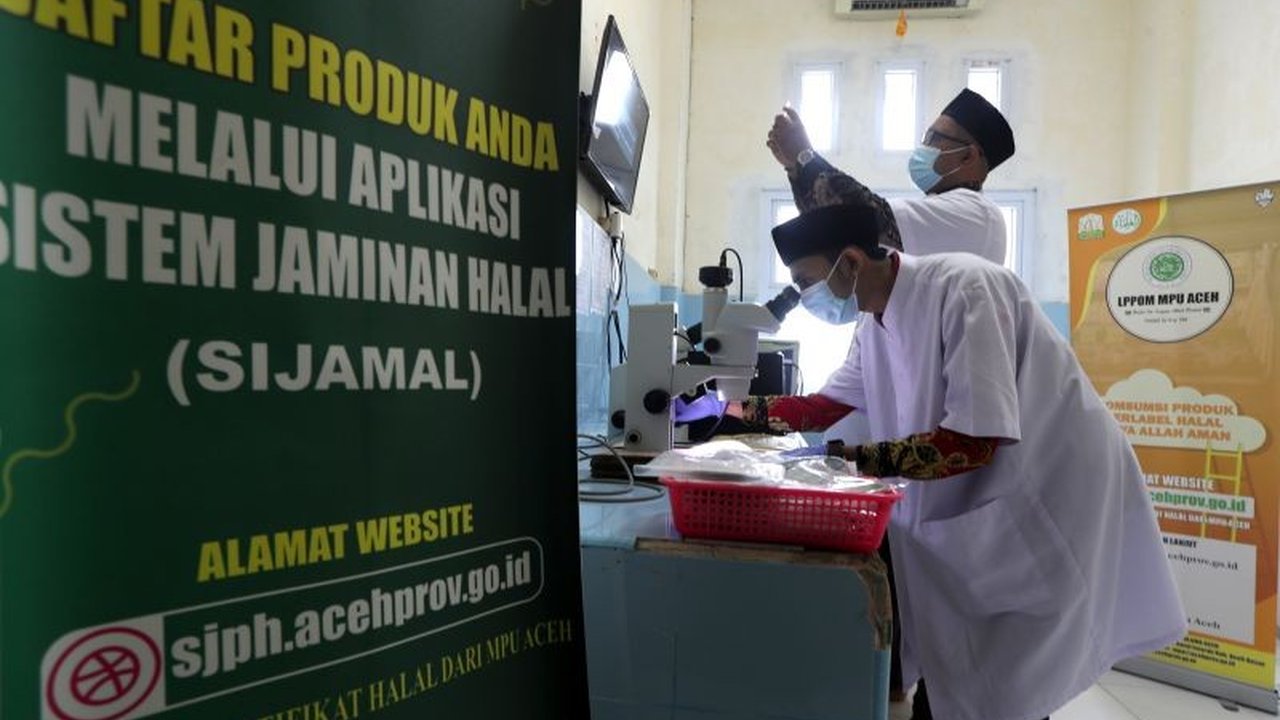 Prof. Satya Wydya Yenny, ahli dermatologi, melihat potensi besar industri kosmetik halal Indonesia, yang dapat meningkatkan kesejahteraan masyarakat dan memanfaatkan kekayaan alam.