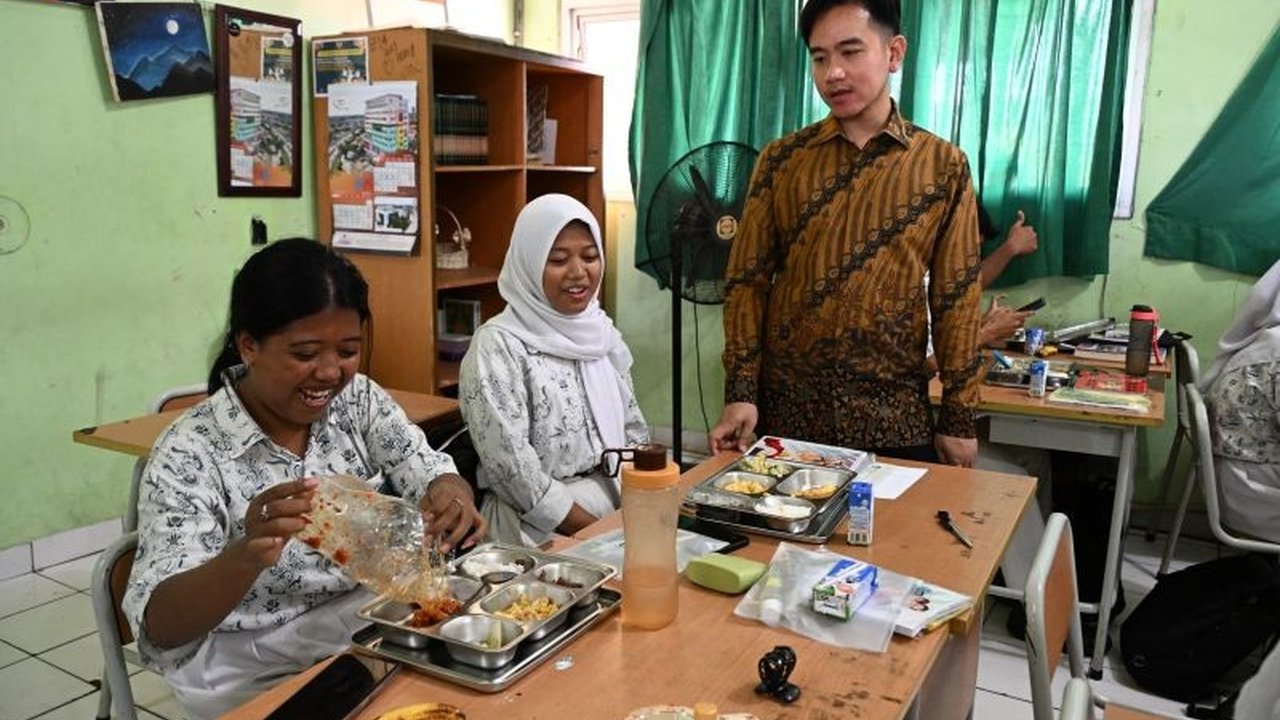Wakil Presiden Gibran Rakabuming Raka menerima masukan dari siswa SMAN 13 Jakarta terkait program Makan Bergizi Gratis (MBG) dan berjanji untuk melakukan evaluasi dan perbaikan.