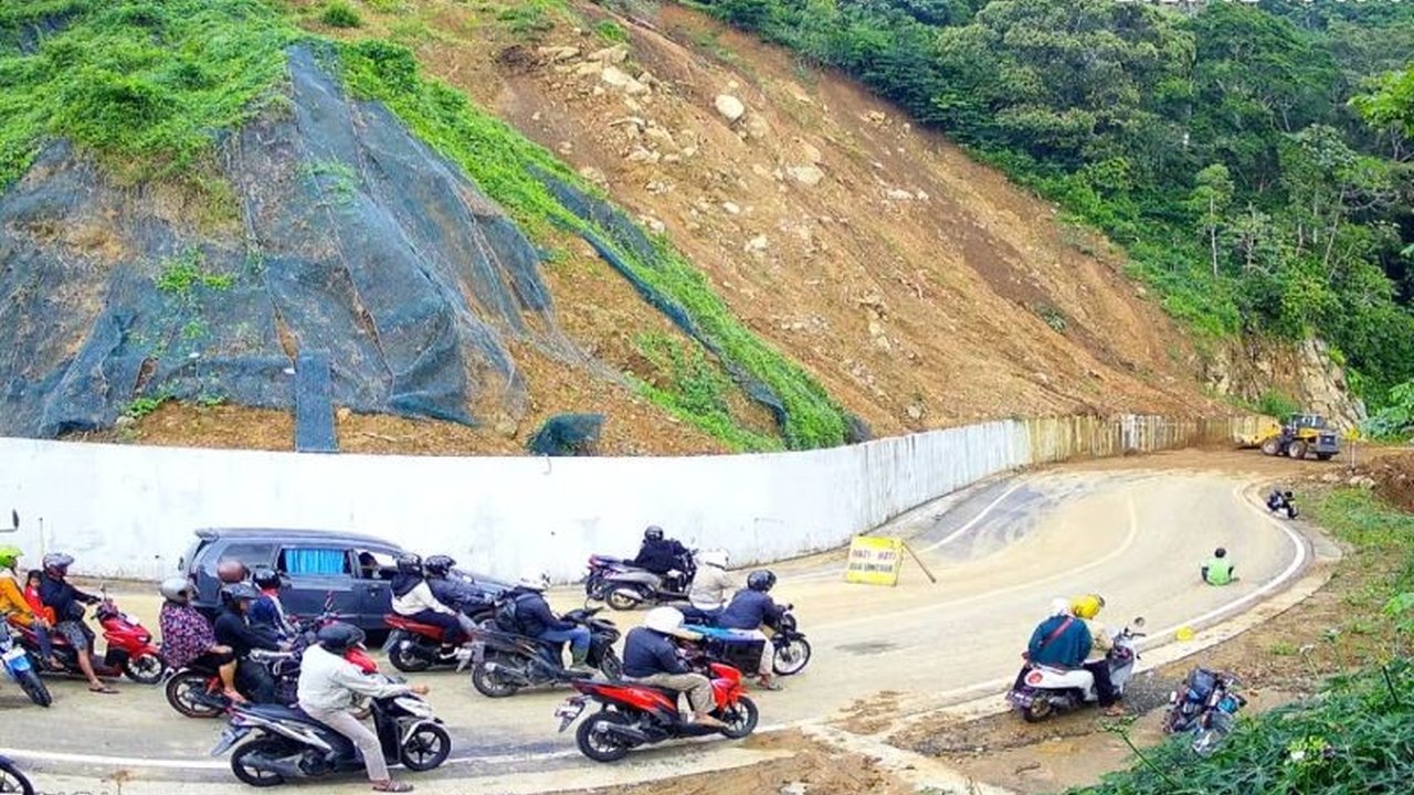 Hujan deras menyebabkan longsor di jalur Lumajang-Malang, BPBD Lumajang melakukan pembersihan material longsor dan mengimbau pengendara untuk berhati-hati.