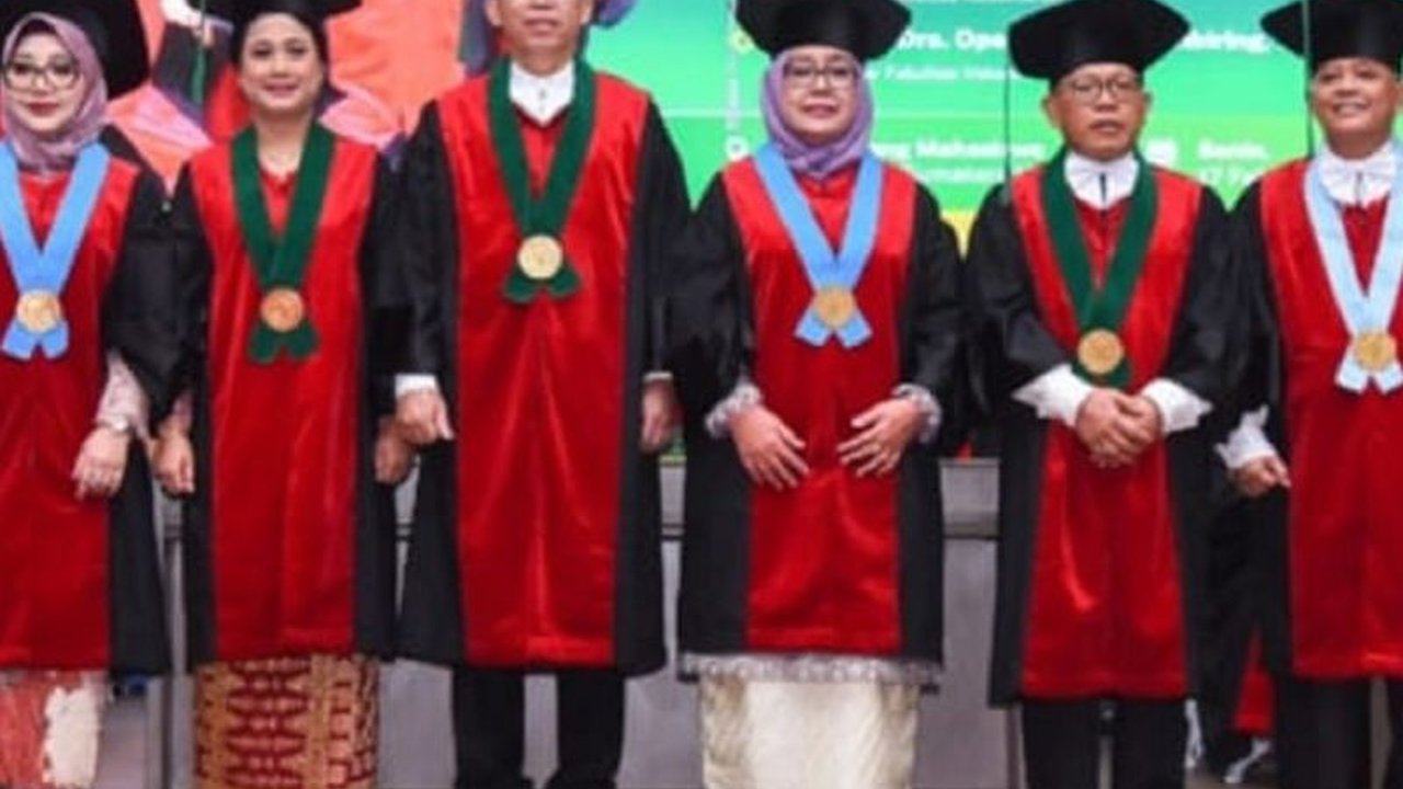 Universitas Sumatera Utara (USU) baru saja mengukuhkan enam guru besar dari berbagai fakultas, menandai komitmen USU dalam meningkatkan kualitas pendidikan tinggi dan kontribusi akademisi bagi kemajuan bangsa.