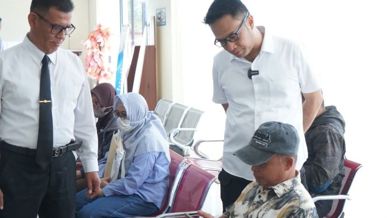 Polres Metro Jakarta Utara membagikan makanan dan minuman gratis kepada warga yang mengurus SKCK, sebagai upaya meningkatkan pelayanan prima dan kepercayaan publik terhadap kepolisian.