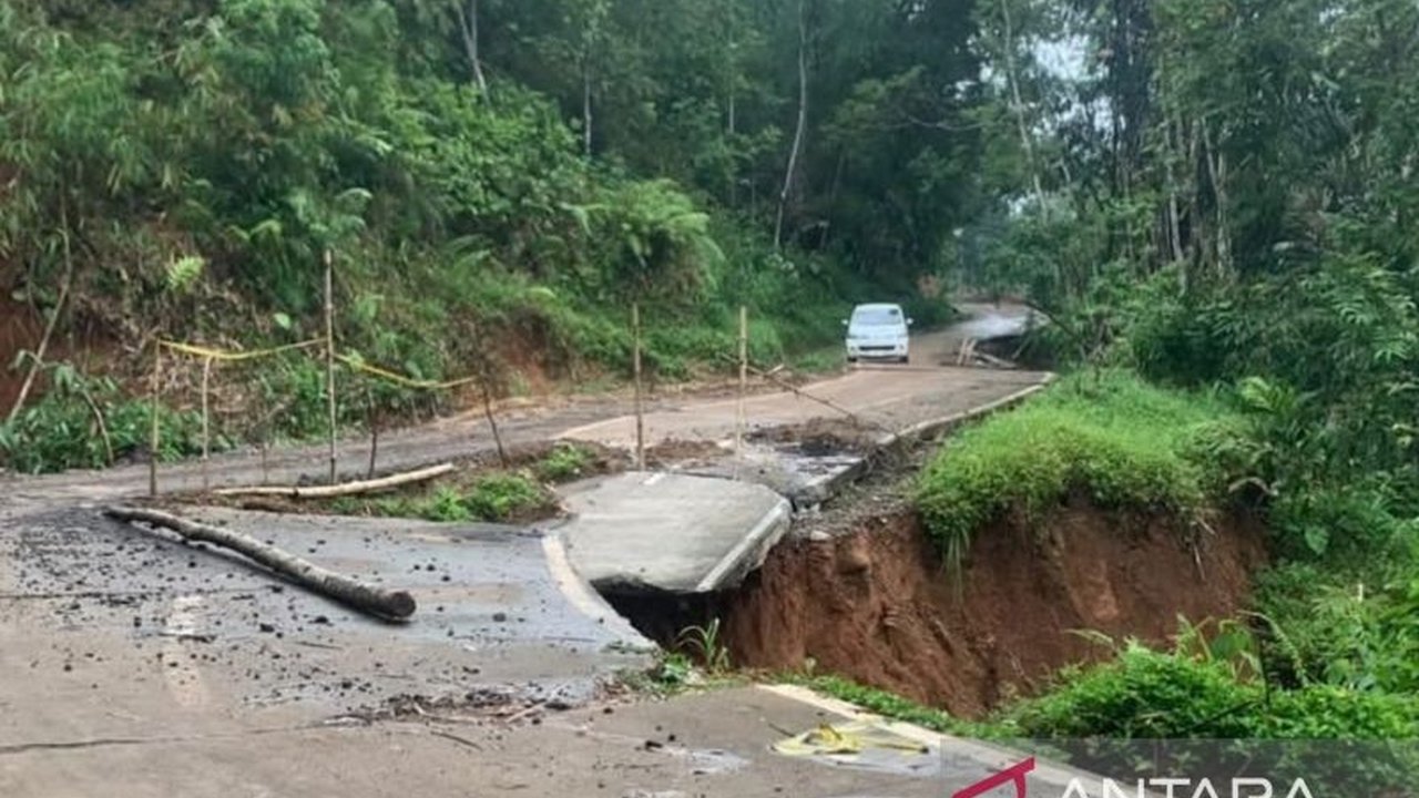 Pemkab Cianjur perintahkan perbaikan total jalan menuju Curug Ngebul, Kecamatan Pagelaran, yang rusak akibat tanah bergerak sejak Desember 2024, guna mengatasi hambatan ekonomi warga dan akses wisata.