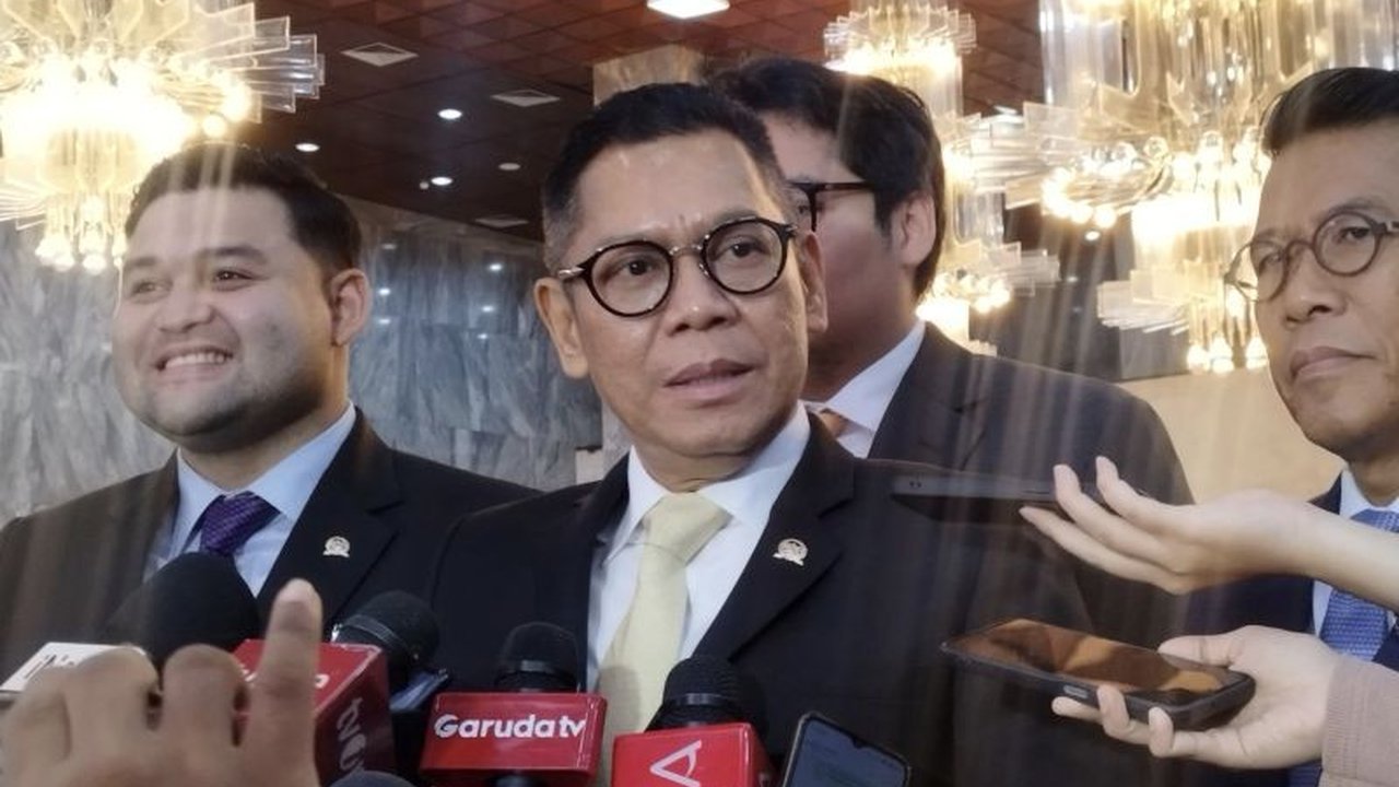 Wakil Ketua DPR Adies Kadir menegaskan RUU TNI tidak akan mengembalikan dwi fungsi ABRI, meskipun ada wacana perubahan masa pensiun dan larangan bisnis bagi anggota TNI.