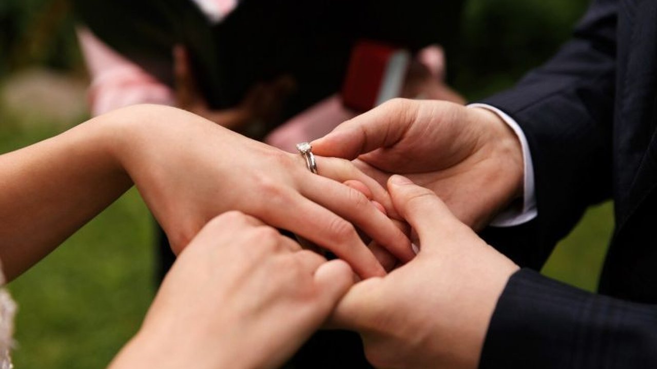 Prof. Rose Mini Agoes Salim menekankan pentingnya persiapan moral dan keterampilan komunikasi sebelum menikah untuk mencegah ghosting dan KDRT, termasuk melatih empati, self control, dan kemampuan menyelesaikan konflik.