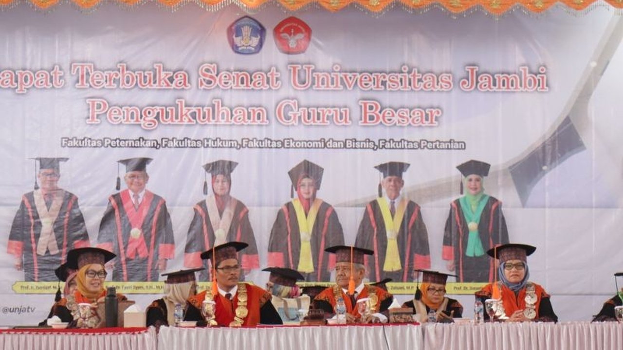 Universitas Jambi (Unja) mengukuhkan 11 guru besar baru dalam dua tahap,  meningkatkan jumlah total guru besar menjadi 81 dan memperkuat kualitas akademik, penelitian, dan jejaring internasional.