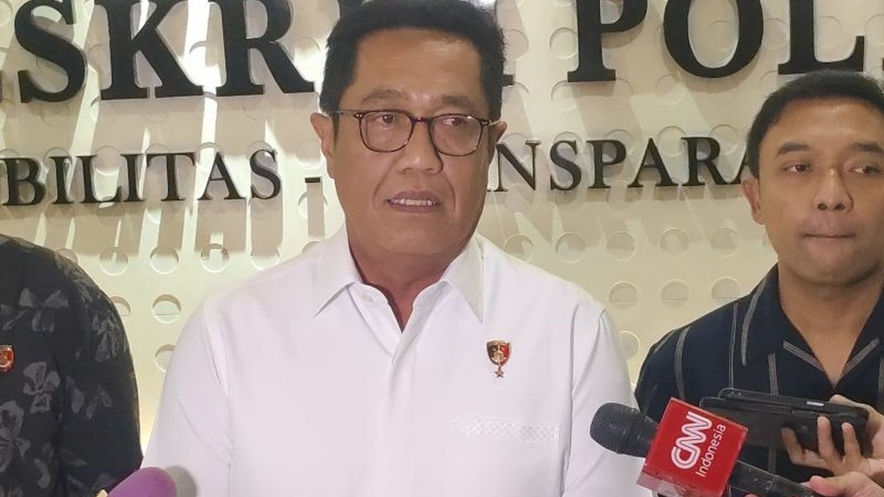 Polri menetapkan Kades Kohod, Arsin, beserta tiga tersangka lainnya terkait kasus pemalsuan 263 SHGB dan 17 SHM di Desa Kohod, Kabupaten Tangerang, yang diduga melibatkan surat-surat palsu dan dokumen terkait tanah.