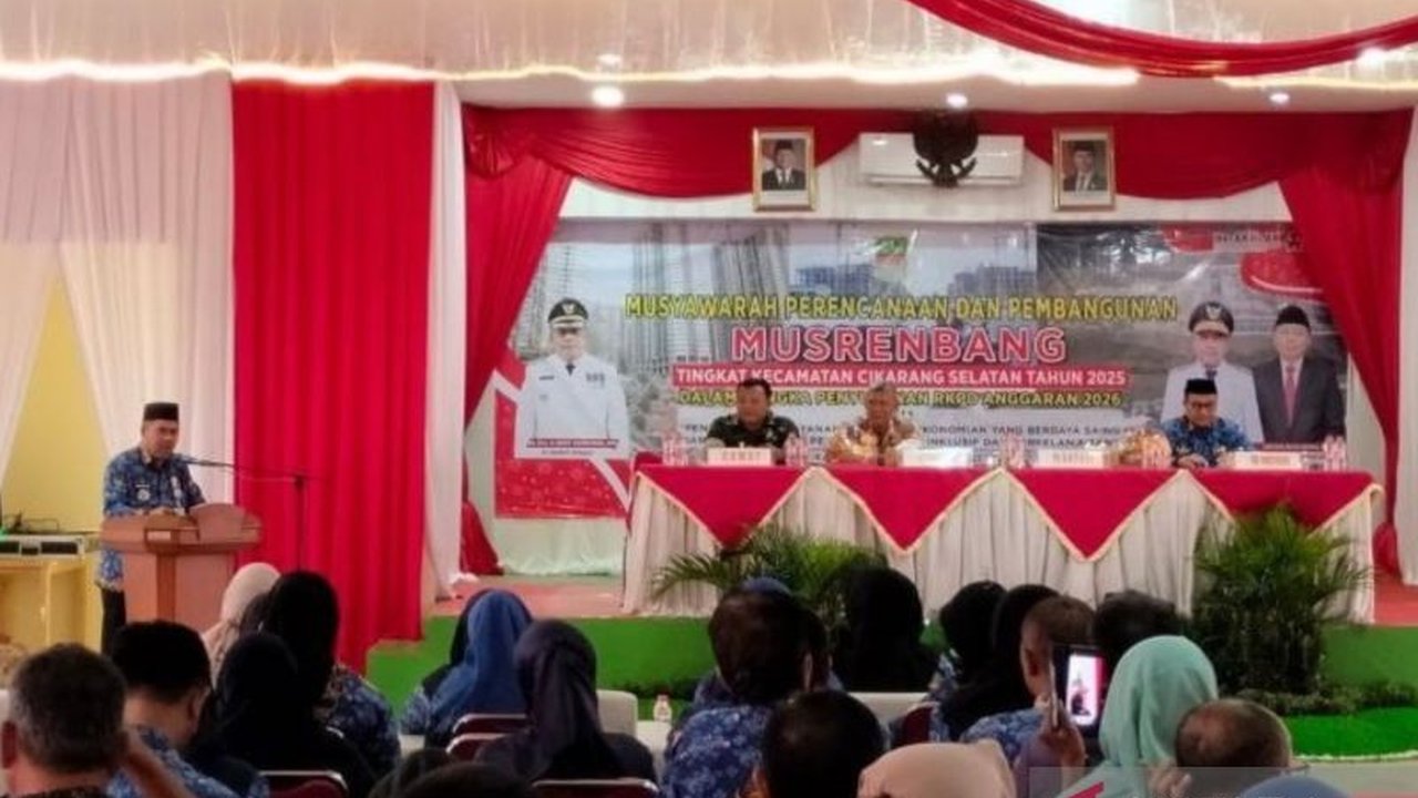 Pemerintah Kabupaten Bekasi akan membangun 50 proyek infrastruktur di Cikarang Selatan pada tahun 2025, fokus pada perbaikan jalan, drainase, dan sarana olahraga, demi meningkatkan kesejahteraan warga.