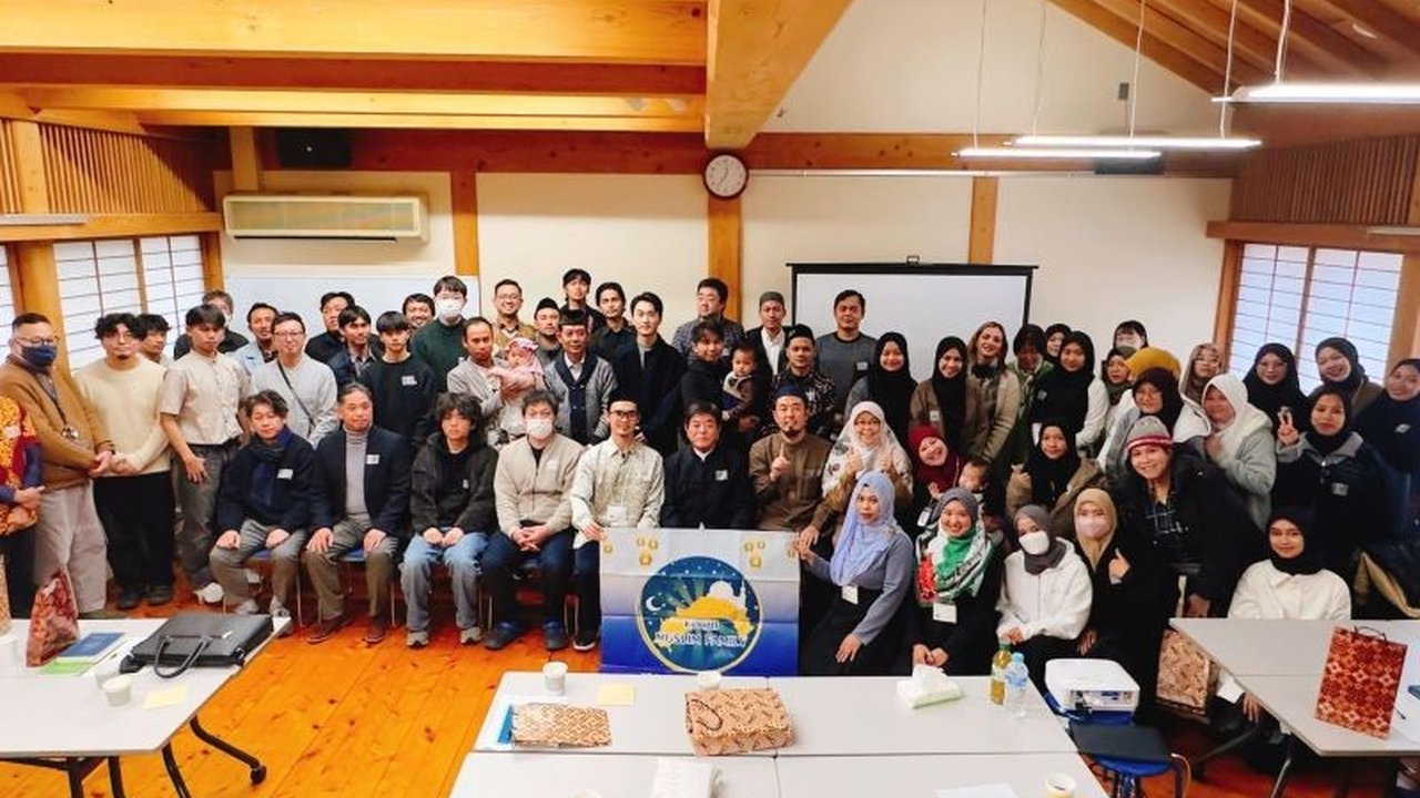 Komunitas Kochi Muslim Family dan Chiba Islamic Cultural Center menggelar acara pertukaran budaya di Kochi, Jepang, memperkenalkan Islam kepada masyarakat Jepang dan mempererat hubungan antar komunitas.