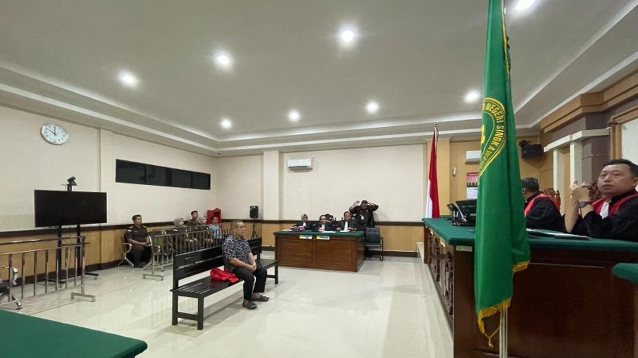 Anggota DPRD Singkawang terpilih, H. Herman alias H. Aman, menjalani sidang perdana kasus pencabulan anak di Pengadilan Negeri Singkawang pada 18 Februari 2024, dengan dakwaan pasal berlapis UU Perlindungan Anak dan UU Tindak Kekerasan Seksual.