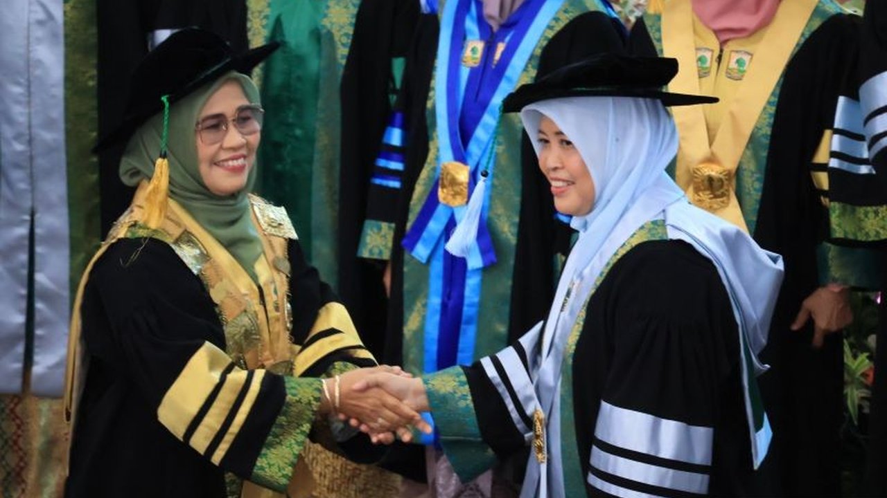 Pemanfaatan teknologi informasi oleh UMKM di Indonesia mendorong transformasi digital, namun perlu dukungan berkelanjutan dan peningkatan literasi digital untuk mengatasi tantangan akses infrastruktur dan keamanan data.