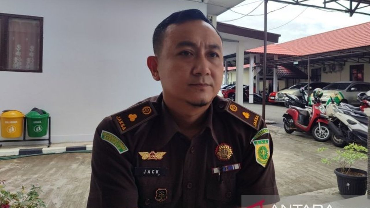 Kejari Bengkulu menelusuri aset dua terpidana korupsi dana BOS SMPN 17 Kota Bengkulu tahun 2021-2022 senilai Rp1,2 miliar yang belum dikembalikan, dengan ancaman hukuman tambahan jika tak memiliki aset.