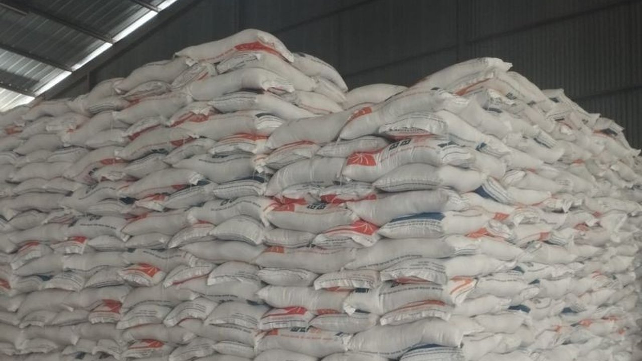 Perum Bulog Cabang Belitung mendatangkan 1.000 ton beras untuk memenuhi kebutuhan masyarakat selama Ramadhan dan Idul Fitri 1446 H, memastikan stok aman dan harga terkendali.