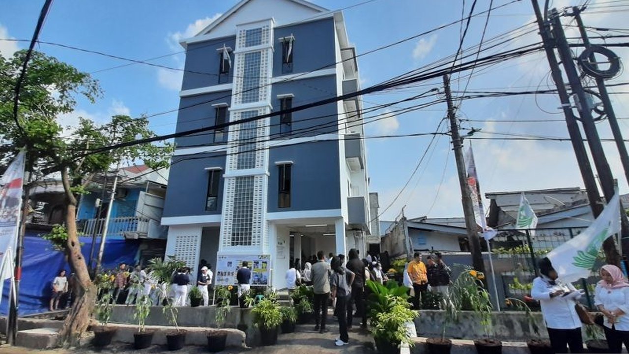 Program Konsolidasi Tanah Vertikal (KTV) DKI Jakarta tak hanya memperbaiki hunian kumuh, tetapi juga bertujuan meningkatkan kondisi sosial ekonomi warga melalui fasilitasi berjualan dan pendampingan pengelolaan hunian.