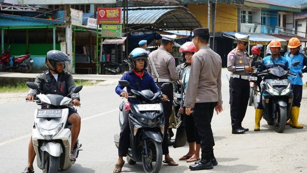 Operasi Keselamatan Kapuas 2025 di Bengkayang telah menjaring 40 pelanggaran lalu lintas pada hari pertama, dengan sebagian besar pelanggaran terkait penggunaan helm dan sabuk pengaman, serta upaya edukasi keselamatan berkendara juga dilakukan.