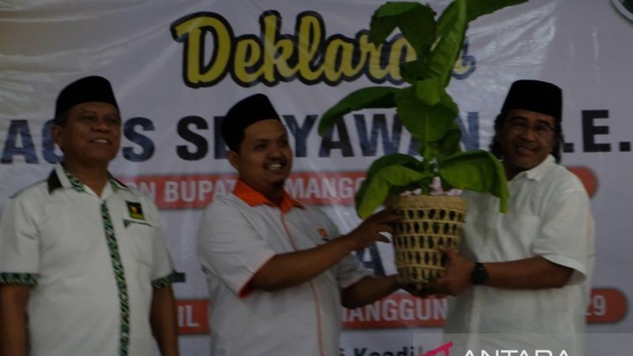 Bupati Temanggung terpilih, Agus Setyawan, mengajak masyarakat mengganti karangan bunga dengan tanaman hidup dalam rangka pelantikan untuk melestarikan lingkungan.