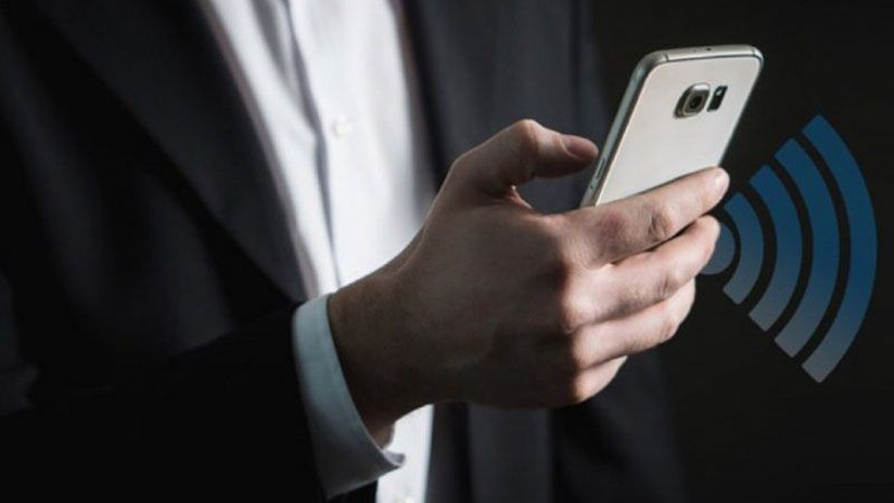 Menkominfo ungkap 79,5% penduduk Indonesia telah terhubung internet, tetapi juga soroti peningkatan kasus pornografi anak dan perlunya perlindungan digital bagi anak-anak.