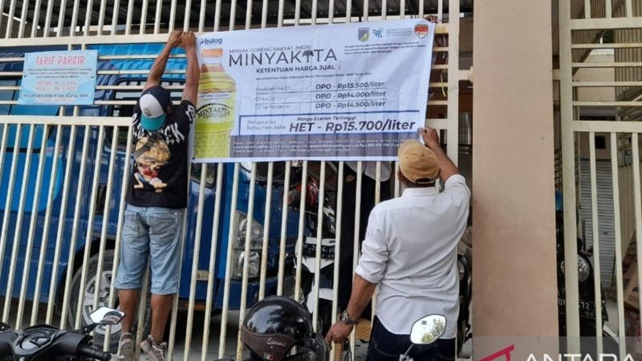 Pemerintah Kabupaten Sigi pasang spanduk harga resmi MinyaKita Rp15.700 per liter dan ancam sanksi bagi pedagang yang melanggar HET, serta rencana penambahan pedagang resmi MinyaKita.