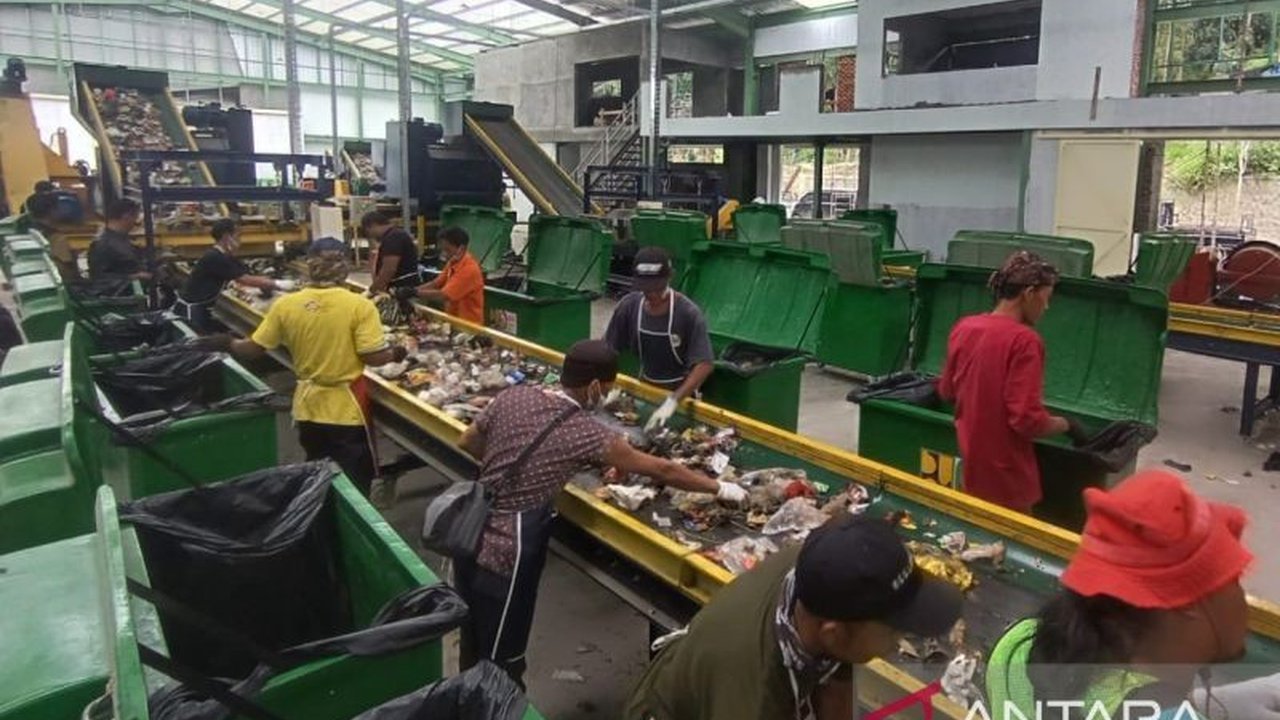 Dinas Lingkungan Hidup (DLH) Cianjur melibatkan 15 petugas setiap hari untuk mengoperasikan TPST Mekarsari, yang mampu mengolah 25 ton sampah anorganik per hari dan mengurangi timbunan sampah di TPAS Mekarsari.