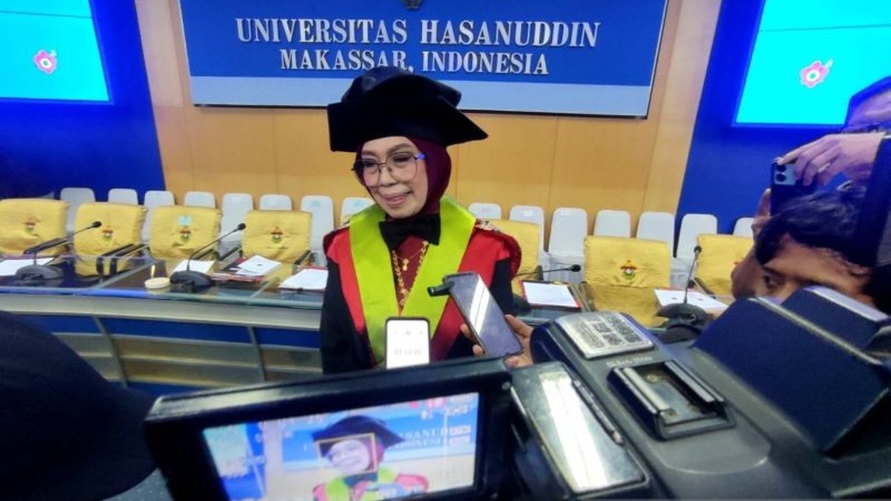 Universitas Hasanuddin mengukuhkan Prof. dr. Habibah S. Muhiddin, SpM, dari RS Mata JEC Orbita Makassar, sebagai Guru Besar Ilmu Vitreoretina, menekankan pentingnya pencegahan kebutaan akibat retinopati diabetik.