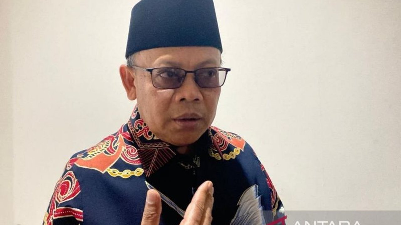 Rektor Unmul, Abdunnur, menyambut positif program Makan Bergizi Gratis (MBG) namun menekankan pentingnya menjaga anggaran pendidikan agar kualitas pendidikan tetap terjaga dan tidak terganggu oleh program MBG.