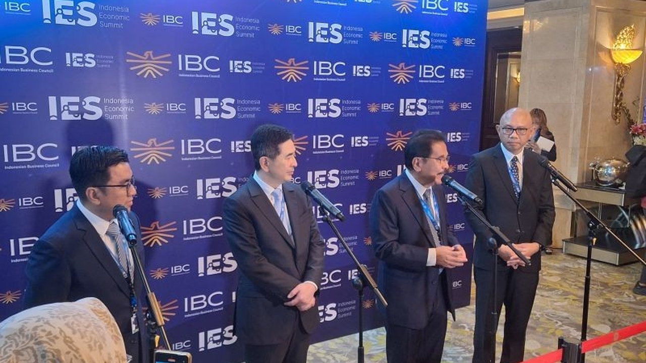 Regulasi baru pemerintah Indonesia terkait kewajiban penyetoran devisa hasil ekspor sumber daya alam diharapkan mampu menstabilkan nilai tukar rupiah dan memperkuat ekonomi nasional, sekaligus menjadi langkah antisipatif terhadap krisis moneter.