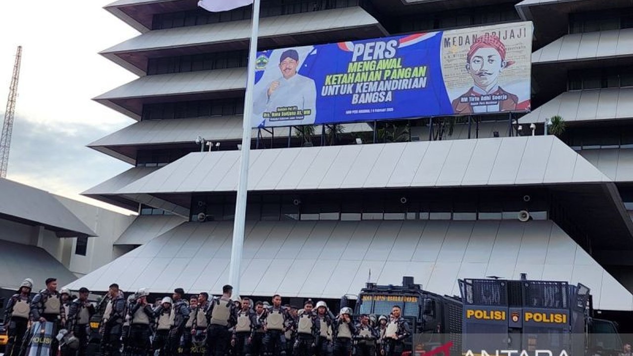 Sebanyak 1.167 personel gabungan mengamankan aksi mahasiswa di Semarang yang menyuarakan kritik terhadap kebijakan LPG bersubsidi, efisiensi anggaran, dan dampaknya pada beasiswa pendidikan.