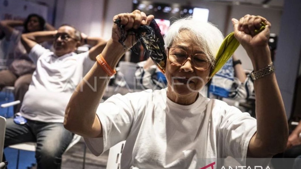 Ahli gizi Hersiani Tandi menjelaskan pentingnya nutrisi seimbang, cukup cairan, dan porsi makan tepat, bukan hanya serat, untuk mengatasi sembelit pada lansia di Samarinda, serta tips menurunkan berat badan dengan aman.