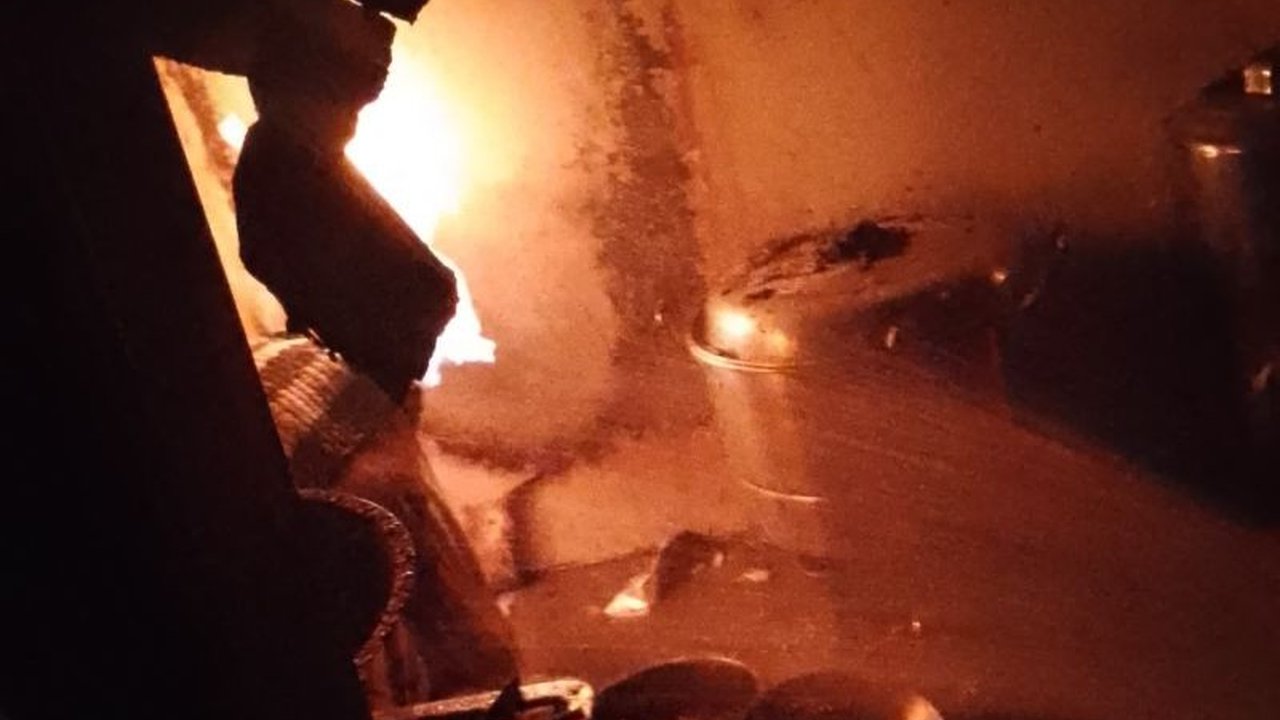 Kebakaran di dapur Makan Bergizi Gratis (MBG) Pamulang, Tangerang Selatan, dini hari tadi diduga disebabkan oleh kebocoran gas, mengakibatkan kerugian sekitar Rp100 juta, namun tidak ada korban jiwa.