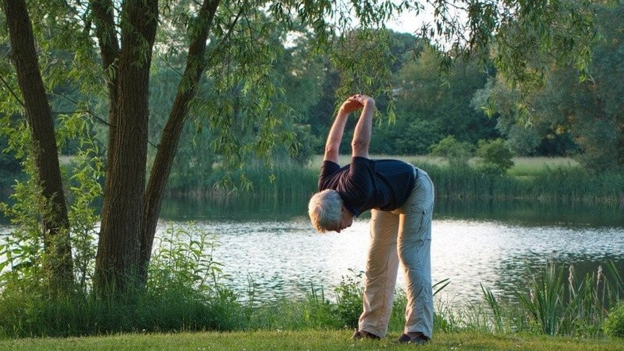 Artikel ini membahas keamanan dan cara melakukan olahraga malam untuk lansia, menekankan pentingnya intensitas rendah, jeda waktu sebelum tidur, dan konsultasi dokter untuk kondisi kesehatan tertentu.