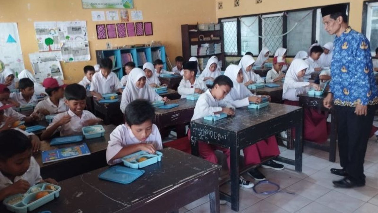 Kodim 1620 Lombok Tengah Kawal Makan Bergizi Gratis untuk Siswa