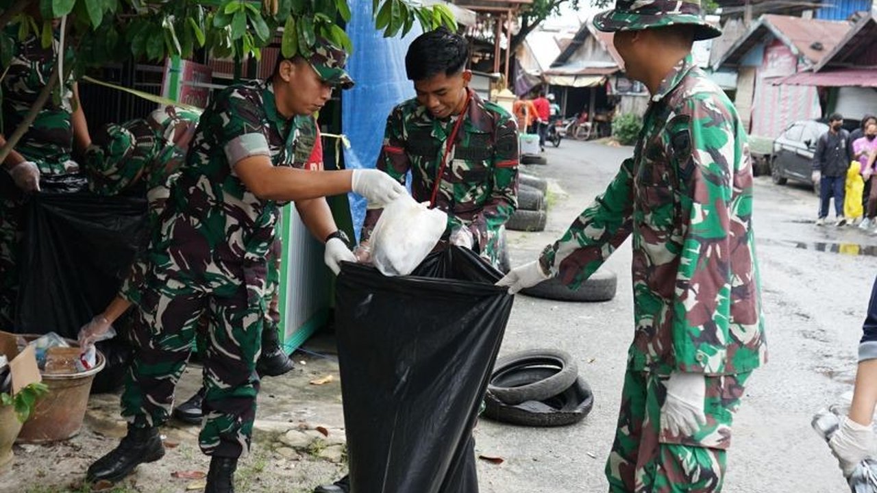 Kodim 1016/Plk dan Pemkot Palangka Raya membersihkan sampah di Jalan Riau dan Pelabuhan Rambang dalam rangka memperingati Hari Peduli Sampah Nasional (HPSN) 2025, sekaligus mengajak masyarakat untuk lebih peduli lingkungan.