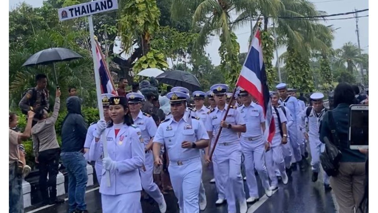 Sebanyak 10 negara peserta Multilateral Naval Exercise Komodo (MNEK) 2025 ikut serta dalam kirab kota di Denpasar, Bali, menampilkan budaya lokal dan atribut angkatan laut masing-masing.
