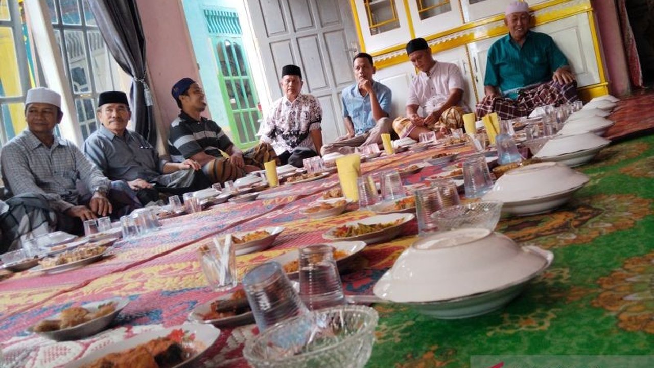 Warga Mukomuko, Bengkulu, masih melestarikan empat tradisi unik dalam menyambut Ramadhan, termasuk mandi balimau, doa bersama, ziarah kubur, dan syukuran di makam leluhur.