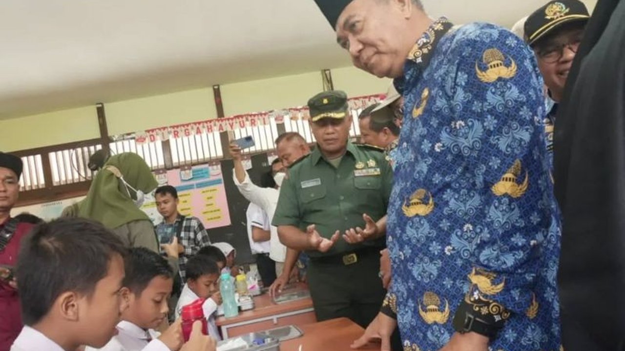 Pemerintah Kabupaten Kubu Raya meluncurkan Program Makan Bergizi Gratis (MBG) di 15 sekolah di Kecamatan Sungai Raya dan Sungai Kakap, menjangkau 5.279 siswa dengan dukungan empat dapur mandiri.