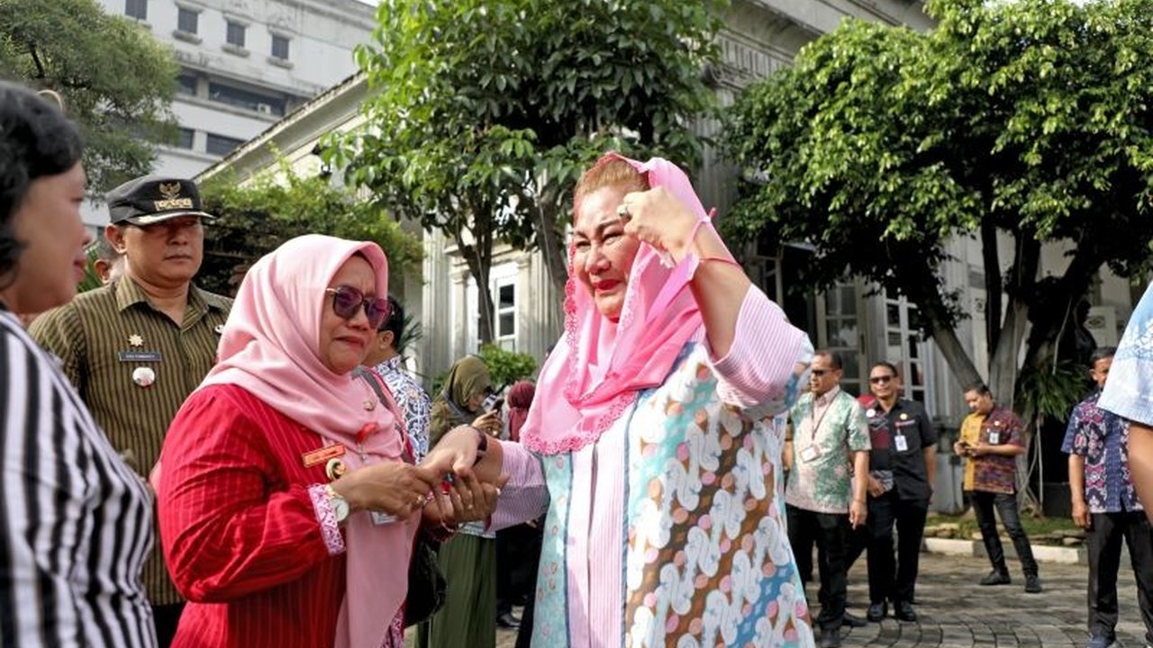Wali Kota Semarang, Hevearita Gunaryanti Rahayu, menetapkan penanganan banjir sebagai prioritas utama, dengan fokus pada normalisasi sungai dan pembangunan sistem pengelolaan air limbah, meskipun menghadapi tantangan anggaran.