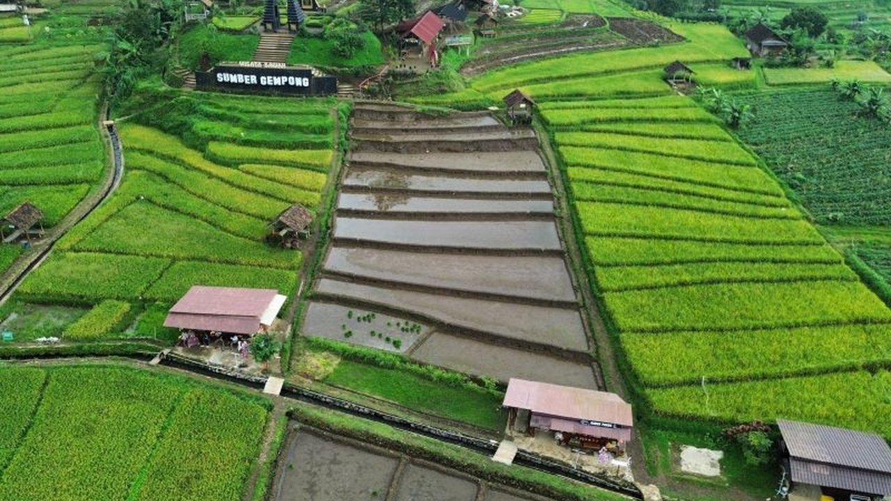 Kemendes PDT menekankan pentingnya keamanan teknologi digital untuk mempercepat kemajuan desa di Indonesia, termasuk dalam pendidikan dan perekonomian, dengan Jawa Timur sebagai provinsi prioritas.