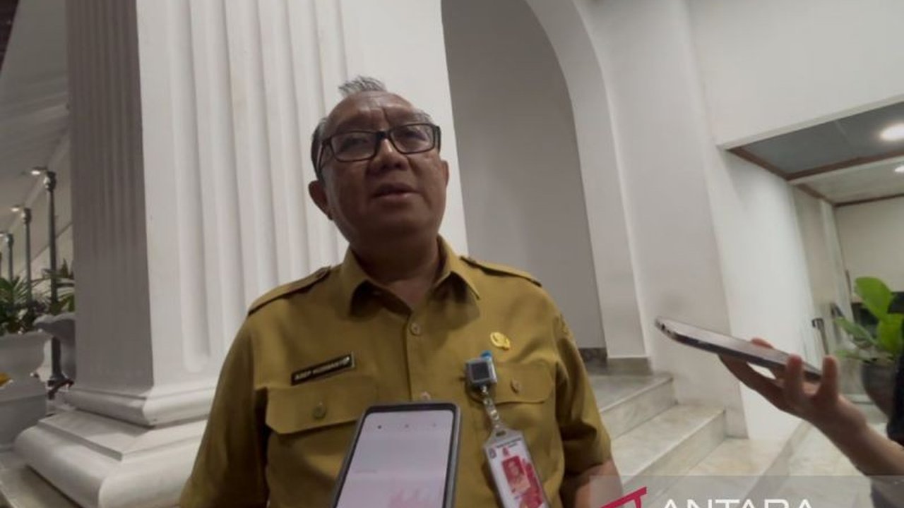 Dinas Lingkungan Hidup DKI Jakarta mengawasi pembangunan dan uji coba RDF Plant di Rorotan, Jakarta Utara, yang sempat menimbulkan keluhan bau sampah dari warga sekitar karena beberapa fasilitas belum berfungsi optimal.