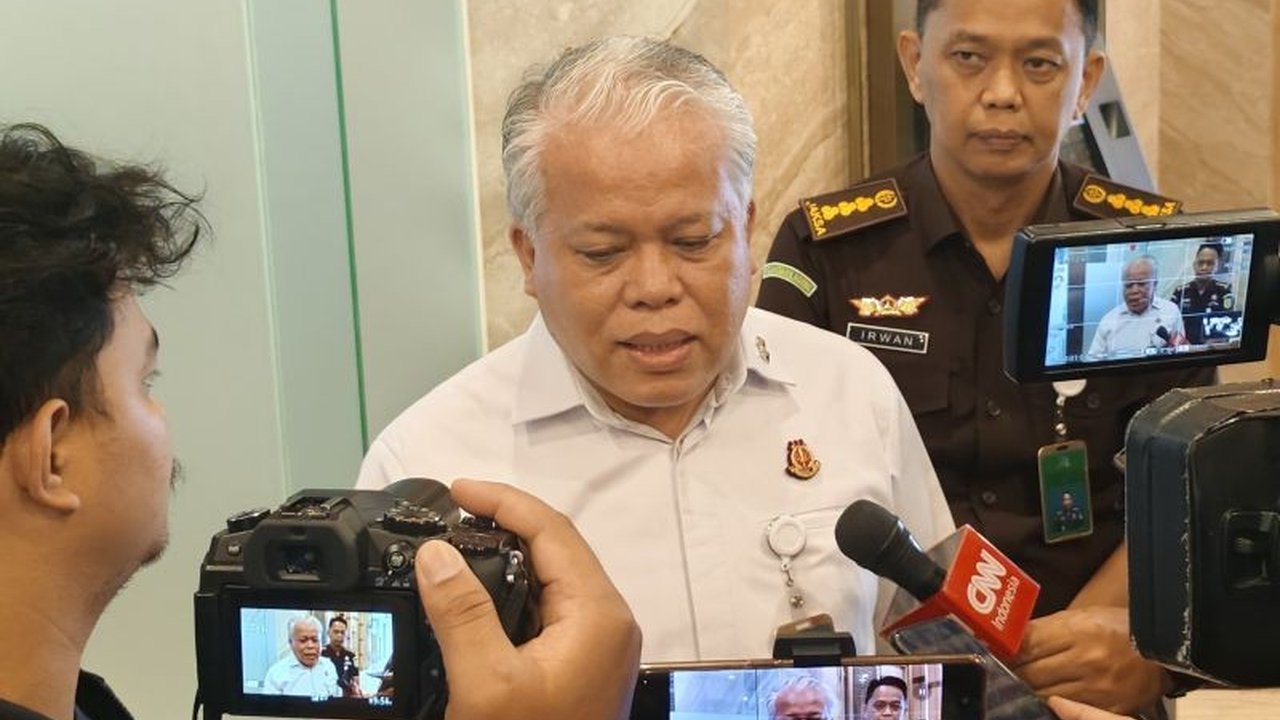 Kejaksaan Agung masih menyelidiki dugaan korupsi penerbitan SHGB dan SHM terkait pembangunan pagar laut di Tangerang, dengan fokus pengumpulan bahan keterangan dan koordinasi dengan pihak kepolisian serta kementerian terkait.