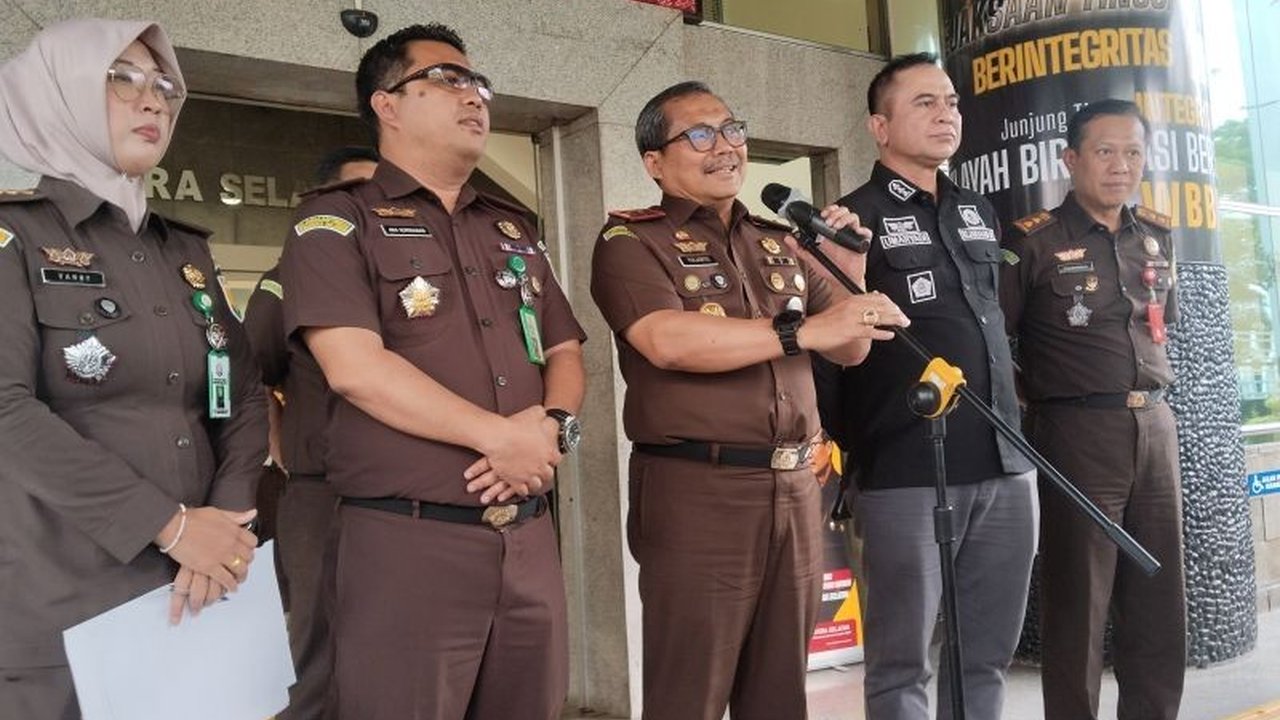 Kejaksaan Tinggi Sumatera Selatan menangkap Kabag Humas DPRD Sumsel, AMR, terkait kasus dugaan korupsi gratifikasi bantuan Gubernur Sumsel tahun 2023 senilai Rp826 juta, bersama dua tersangka lainnya.