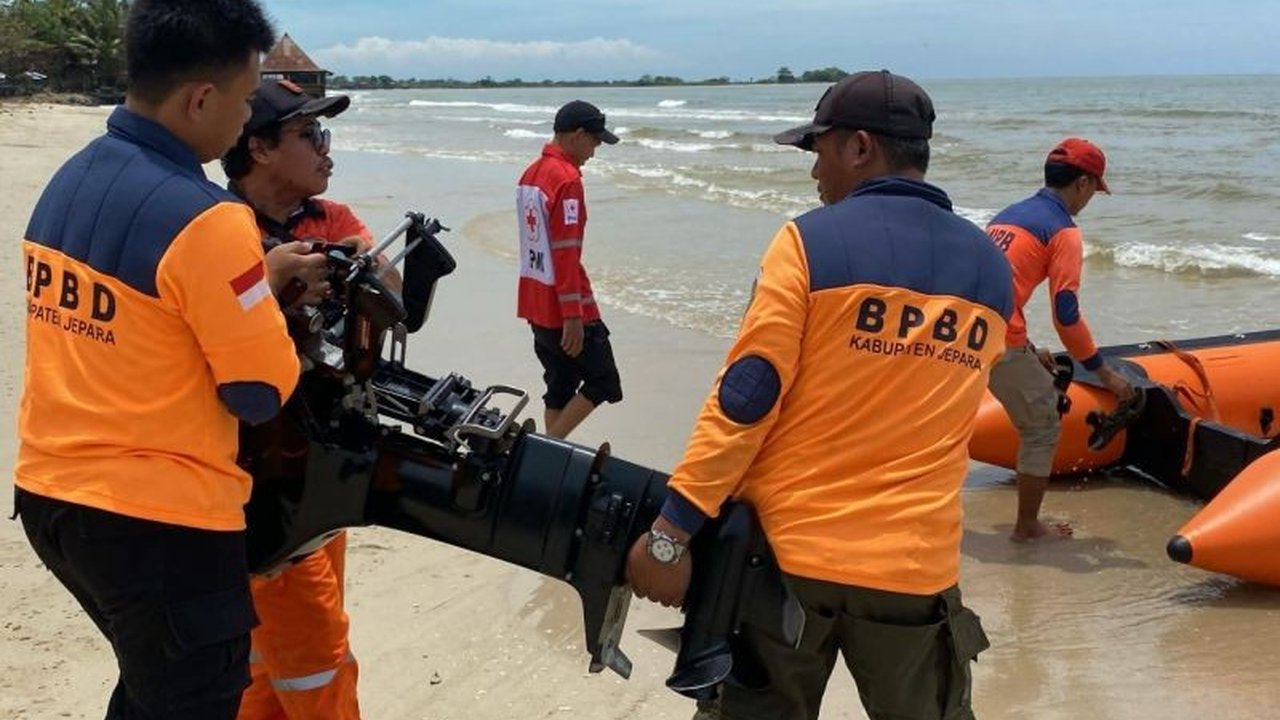 Seorang nelayan bernama Jamil (60) hilang di perairan Bondo, Jepara, Selasa dini hari, saat sedang melaut bersama dua rekannya; BPBD Jepara, Basarnas, dan relawan melakukan pencarian.