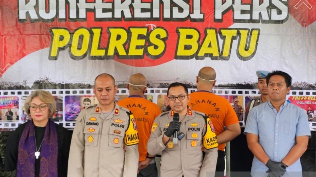 Polres Batu mengungkap kasus pemerasan Rp340 juta yang dilakukan dua tersangka, seorang mengaku wartawan dan lainnya oknum LSM, terhadap sebuah pondok pesantren di Kota Batu.