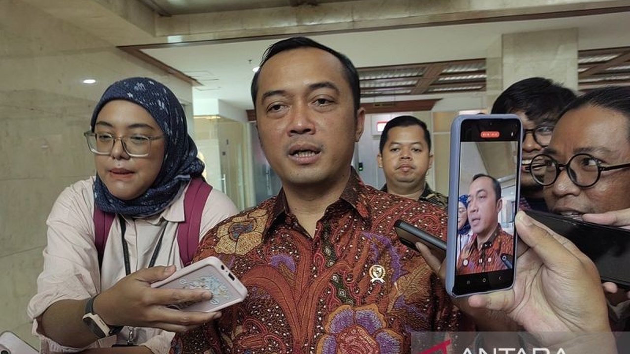 Mensesneg Prasetyo Hadi menyampaikan bahwa Presiden Prabowo Subianto menilai aksi mahasiswa sebagai hal wajar dalam demokrasi, dan kebijakan efisiensi pemerintah tidak akan mengurangi anggaran beasiswa.