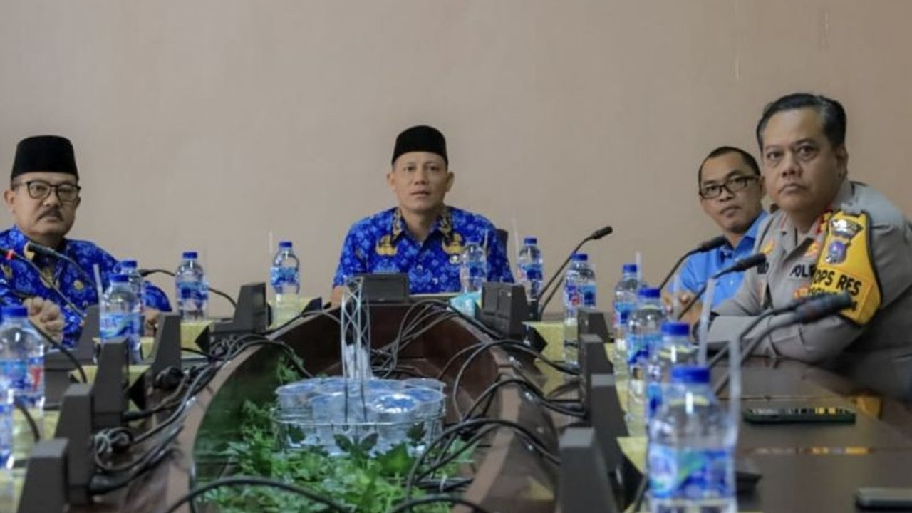 Pemerintah Kabupaten Pasaman, Sumatera Barat menargetkan Program Makan Bergizi Gratis (MBG) dimulai Juni 2025 untuk meningkatkan gizi anak, dengan anggaran Rp15.000 per siswa dan melibatkan berbagai pihak.